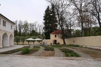 Bylinková zahrádka ve východní části parkánu ( © Ivan Grisa 04/2009)