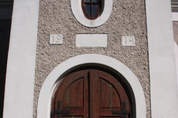 Hlavní portál s letopočtem stavby ( © Ivan Grisa 08/2009)