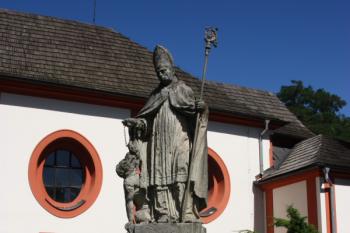 Socha sv. Prokopa jižně od kostela, původně u pošty ( © Ivan Grisa 08/2009)