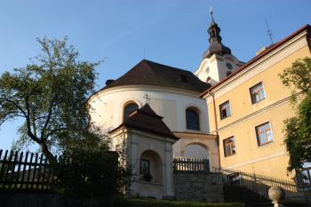 Kostel od severu, v popředí kaple Utrpení Páně ( © Ivan Grisa 08/2009)