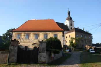 Bývalá fara a škola, v pozadí kostel ( © Ivan Grisa 08/2009)