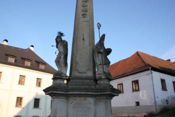 Svatí Vojtěch a Šebestián na podstavci ( © Ivan Grisa 08/2009)