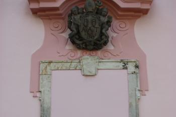 Zazděný západní portál s erbem tepelského kláštera ( © Ivan Grisa 08/2009)