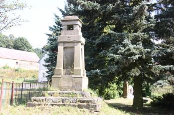 Pomník padlým z I. světové války pod kostelem ( © Ivan Grisa 08/2009)