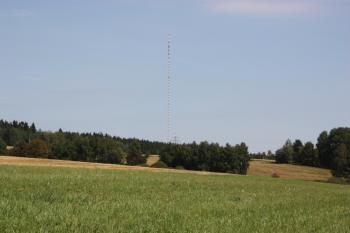 Vysílač od jihozápadu, z pole nad Dolním Jamným ( © Ivan Grisa 08/2009)