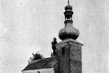 kostel od západu na počátku 20. století (© Antonín Podlaha: Soupis památek historických a uměleckých v Království Českém, sv. 37 Politický okres kralovický, Archaelogická komise při České akademii císaře Františka Josefa pro vědy, slovesnost a umění, Praha 1912)