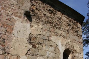 Spára mezi románskou lodí a gotickým presbytářem ( © Ivan Grisa 08/2009)