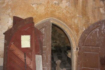Hlavní (jižní) portál: průhled okénkem předsíně ( © Ivan Grisa 08/2009)