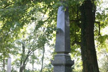 Náhrobek V. Kavalierové (1841–91) západně od kostela ( © Ivan Grisa 08/2009)