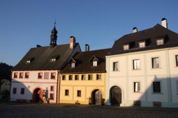 Západní strana náměstí ( © Ivan Grisa 08/2009)