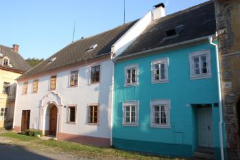 Domy v místech údajné mincovny (ulice z náměstí ke škole) ( © Ivan Grisa 08/2009)