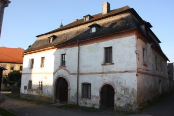 Dům čp. 9, vlevo v pozadí fara ( © Ivan Grisa 08/2009)