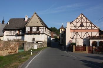 Štíty domů u vjezdu na náměstí od mostu ( © Ivan Grisa 08/2009)