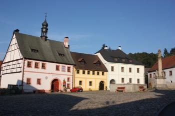 Západní strana náměstí s mariánským sloupem ( © Ivan Grisa 08/2009)