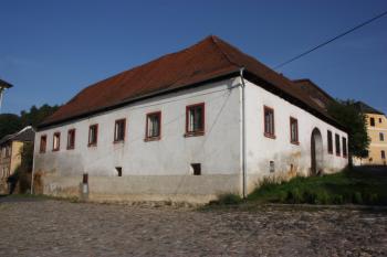 Dům na severní straně náměstí, tzv. Turbovna ( © Ivan Grisa 08/2009)