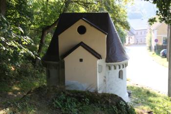 Novorománská kaplička u cesty ke hřbitovu ( © Ivan Grisa 08/2009)