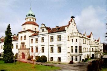 Zámek v Častolovicích (© 2002 Vlky, Jiří Čížek)