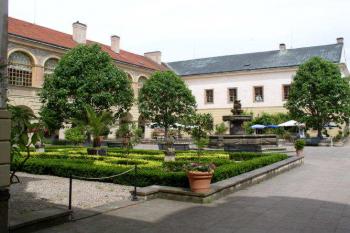 nádvoří zámku (© Vlasta Vachatová 06/2005)
