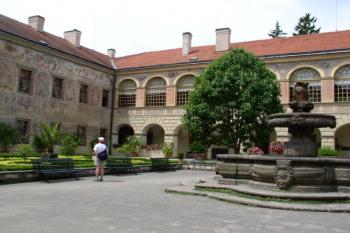 nádvoří (© Vlasta Vachatová 06/2005)