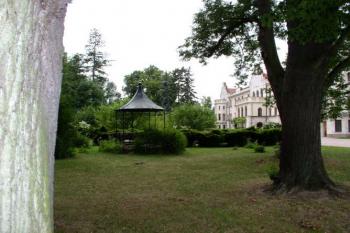altán v růžové zahradě (© Vlasta Vachatová 06/2005)