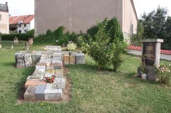 Kříž smíření složený ze starých náhrobků ( © Ivan Grisa 08/2009)
