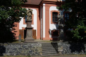 sochy světců před vstupem (© Petr Pospíšil, 08/2012)