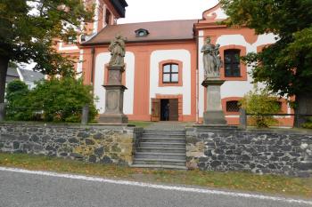 sochy před kostelem (© Milan Caha 09/2019)
