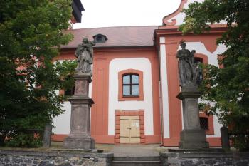 Příchod k hlavnímu vchodu kostela ( © Ivan Grisa 08/2009)