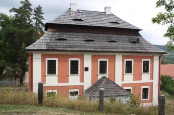 Dům zámeckých kaplanů (fara) od jihu ( © Ivan Grisa 08/2009)