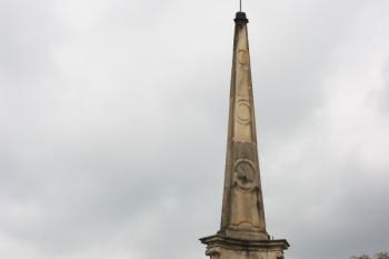 Obelisk od východu ( © Ivan Grisa 08/2009)