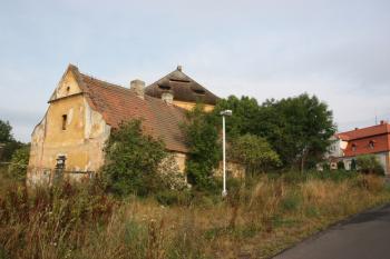 Hospodářský dvůr od východu, zámek stál jižně od sýpky ( © Ivan Grisa 08/2009)