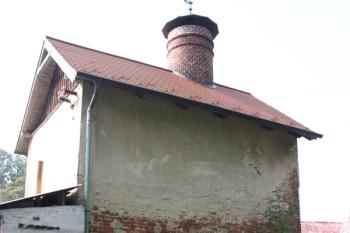 Sousední hospodářská budova ( © Ivan Grisa 08/2009)