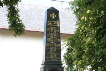 Pomník padlým z I. světové války severně od kostela ( © Ivan Grisa 08/2009)