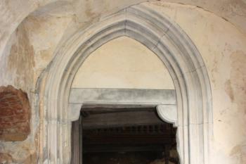 Jižní portál kostela z předsíně ( © Ivan Grisa 08/2009)