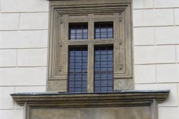 heraldická deska s krajířskými a šelmberským erbem (© zdeněk komínek, 07/2007)