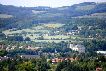 Zámek Hrubý Rohozec z hradu Valdštejn (© Jaroslav Bušta, 06/2010)