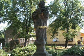Socha sv. Jana Nepomuckého z roku 1780 ve východní části náměstí ( © Ivan Grisa 08/2009)