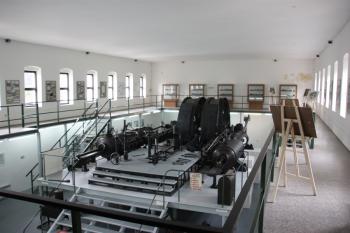 Budova bývalé třídírny: parní těžní stroj z dolu Marie ( © Ivan Grisa 08/2009)
