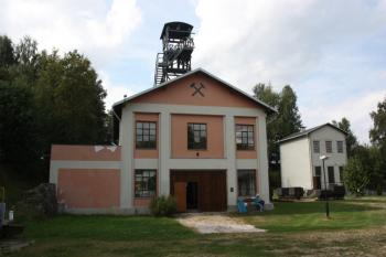 Šachetní budova s těžní věží od východu ( © Ivan Grisa 08/2009)