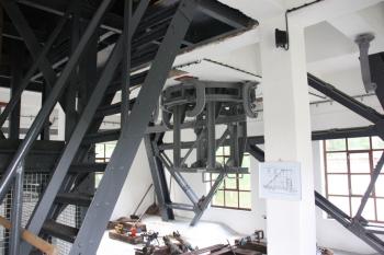 Zbytky podvěsné dráhy, která vedla z těžební budovy do třídírny ( © Ivan Grisa 08/2009)