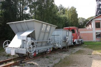 Vlak výklopných vozů rozchodu 900 mm tažených motorovou lokomotivou TU 29.0 ( © Ivan Grisa 08/2009)