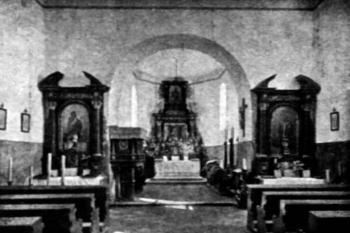 interiér kostela na počátku 20. století (© Antonín Podlaha: Posvátná místa království Českého; Díl 3., Vikariáty: Kralovický, Vlašimský a Zbraslavský, Dědictví sv. Jana Nepomuckého, Praha 1909)