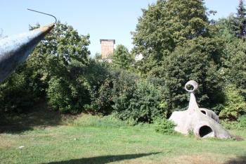 Kostel z dětského hřiště (od východu) ( © Ivan Grisa 08/2009)
