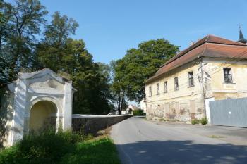 Zámek v Hrobech (© Jaroslav Šefčík, 08/2009)