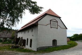 hospodářská budova (© Alena Volná, 06/2012)