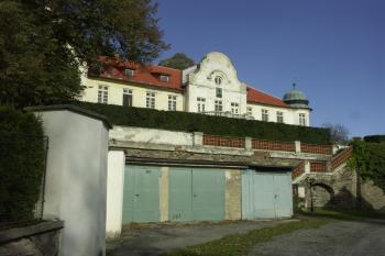 průčelí zámku ( © Milan Caha 08/2007)