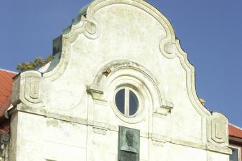 štít s pamětní deskou rytíře Jana Jeníka z Bratčic  ( © Milan Caha 08/2007)
