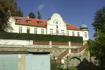 průčelí zámku ( © Milan Caha 08/2007)