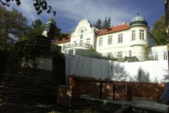 průčelí zámku s rohovým arkýřem z roku 1919 ( © Milan Caha 08/2007)