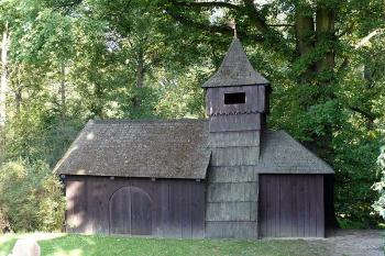 Dřevěný kostelík v zahradě u domu (© Jiří Cukr, 09/2008)